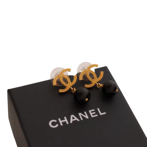 coco chanel ohringe|Chanel crochet earrings.